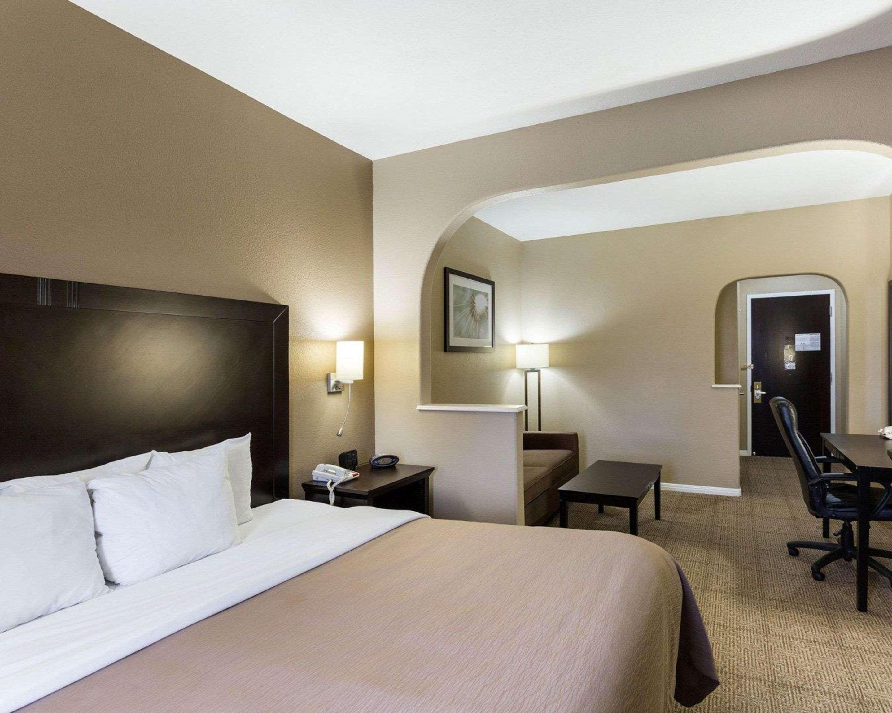 SUITE, KING BED, ACCESSIBLE