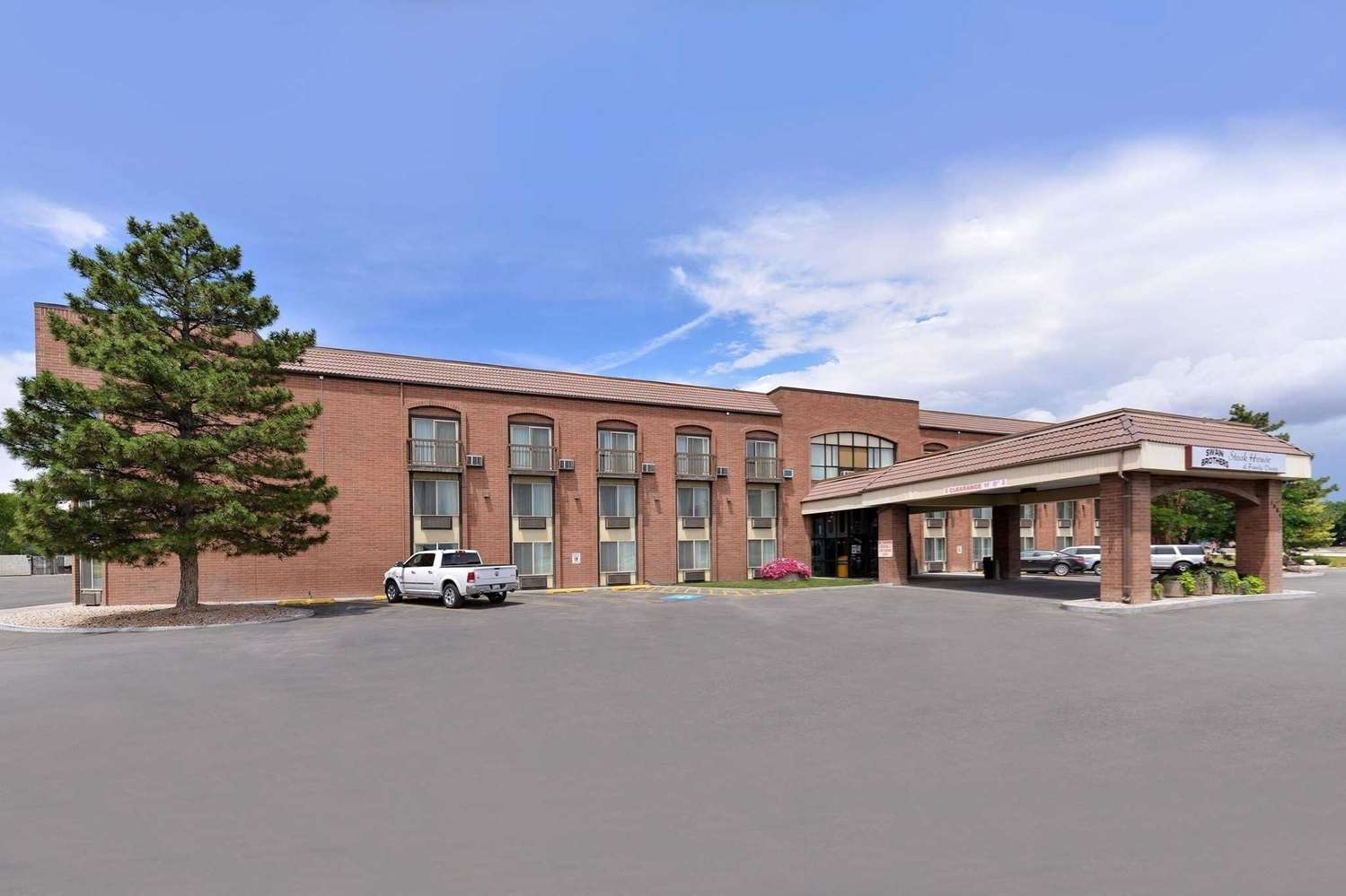 Quality Inn Vernal Near Dinosaur National Monument 43/43