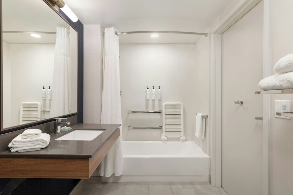 جناح بسرير كينج بغرفة نوم واحدة مع أريكة لذوي الإعاقة، Wingate By Wyndham Spokane 3/3