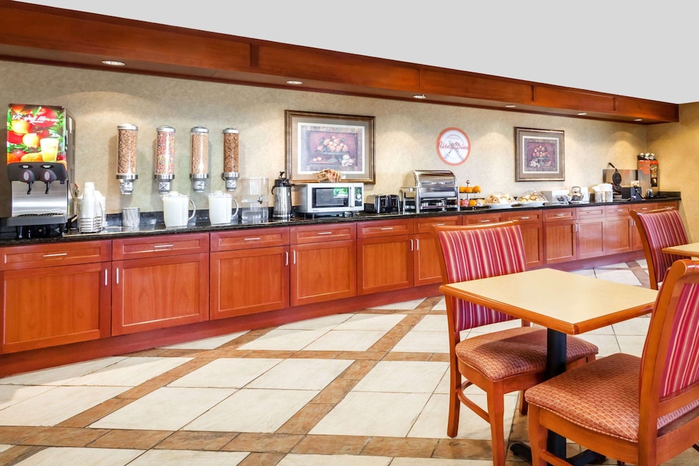 Howard Johnson By Wyndham Evansville East 5/36
