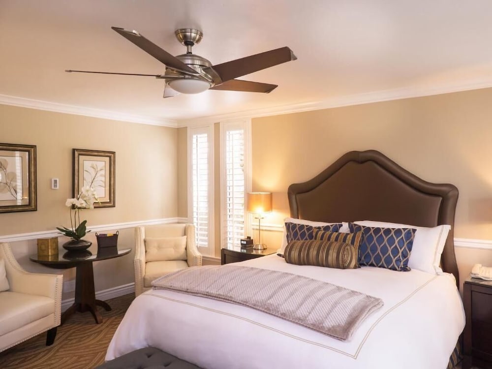 Carriage House Inn 17/35