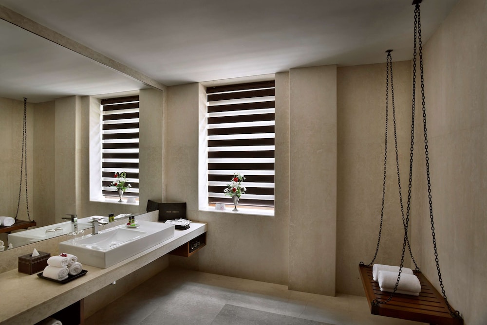 The Lalit Great Eastern Kolkata 32/65
