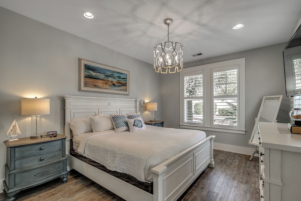 3 Bedrooms, House, 1 King and 2 Queen Beds