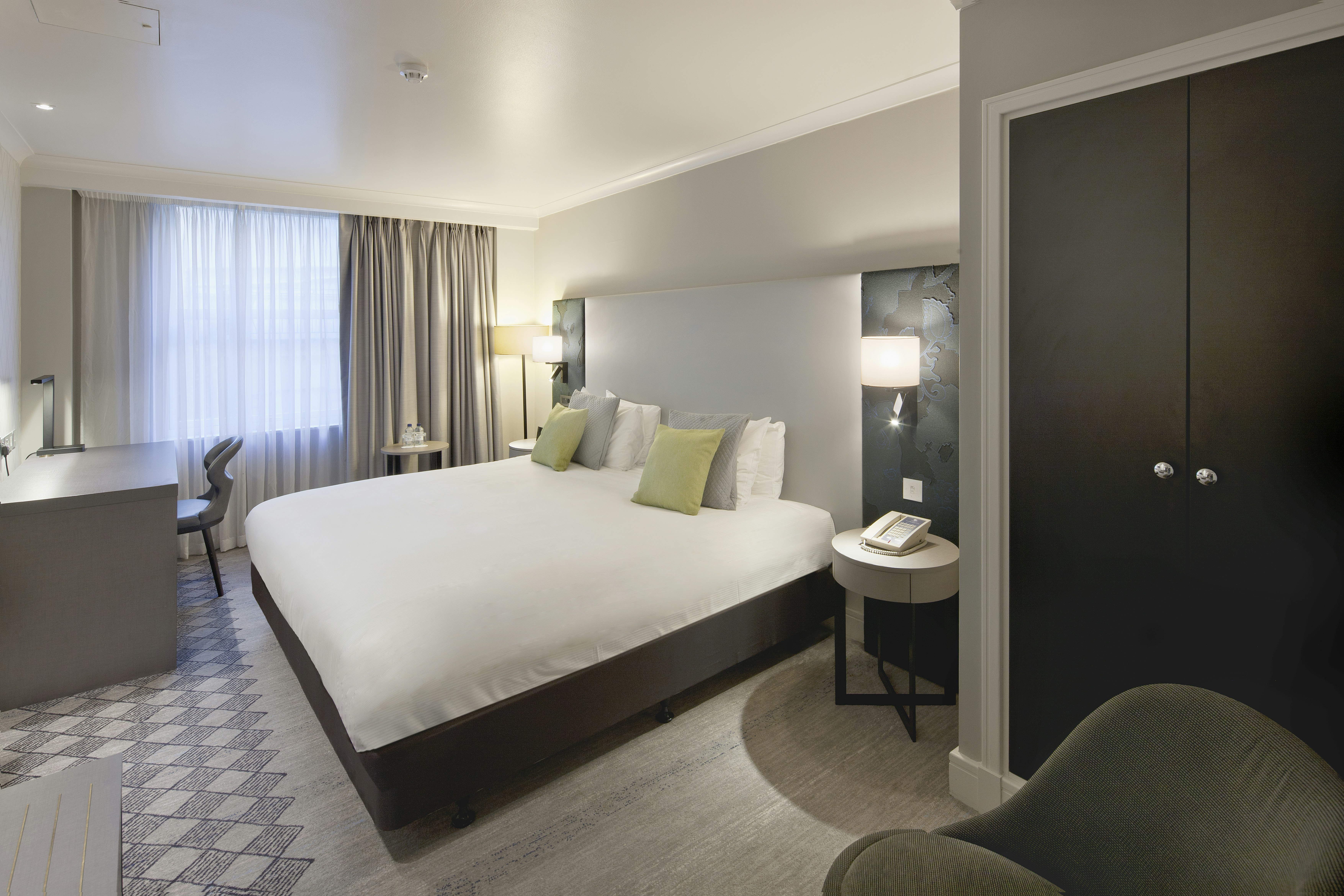 GUEST ROOM, KING BED