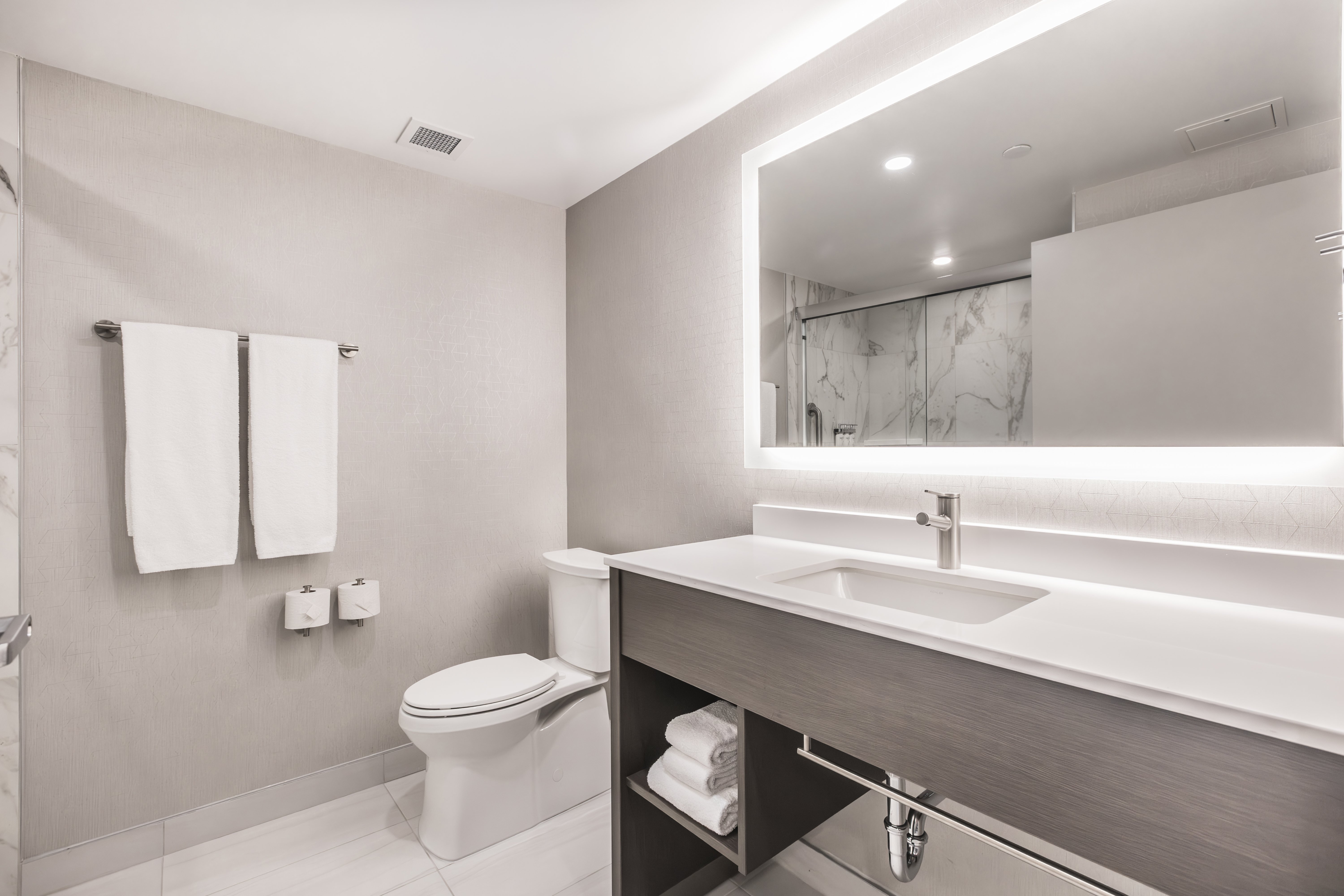 Holiday Inn Express & Suites Toronto Airport South 48/50