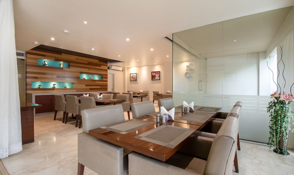 CABANA HOTEL 33/41