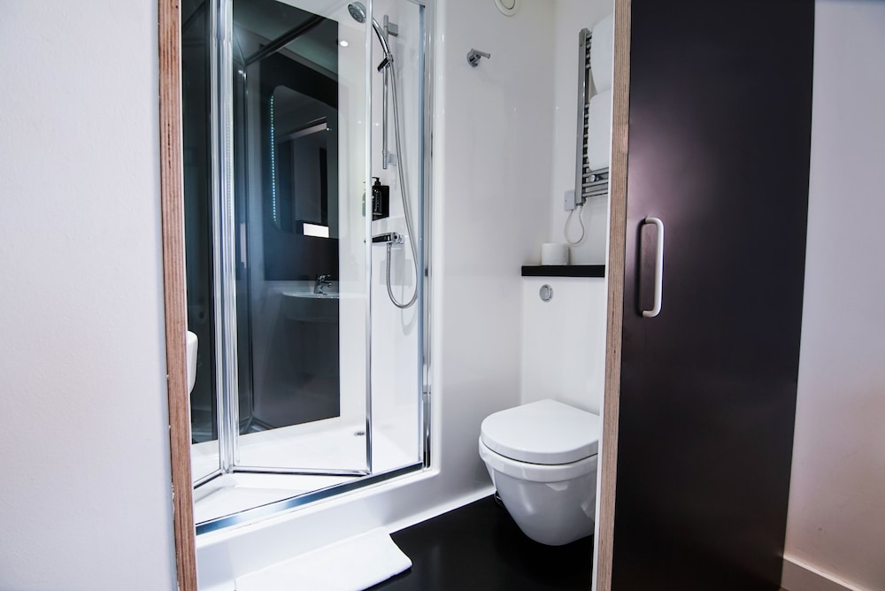 ROOM, SINGLE, SHARED BATHROOM