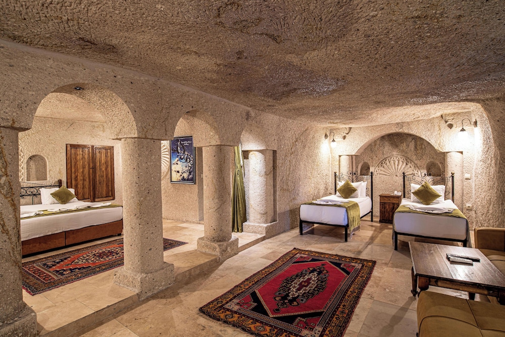 Elegance Cave Suites 25/47