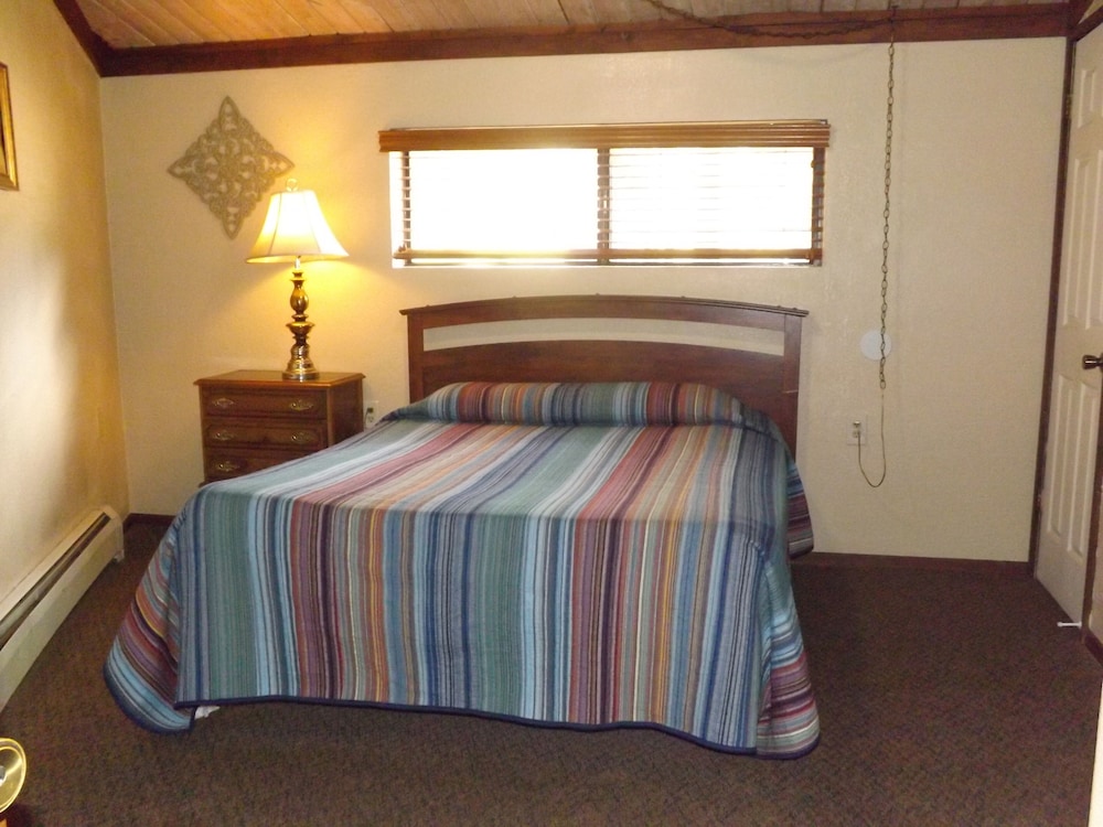 Cabin, 6 Beds, 2 Double Beds, 3 Queen Beds, Private Bathroom