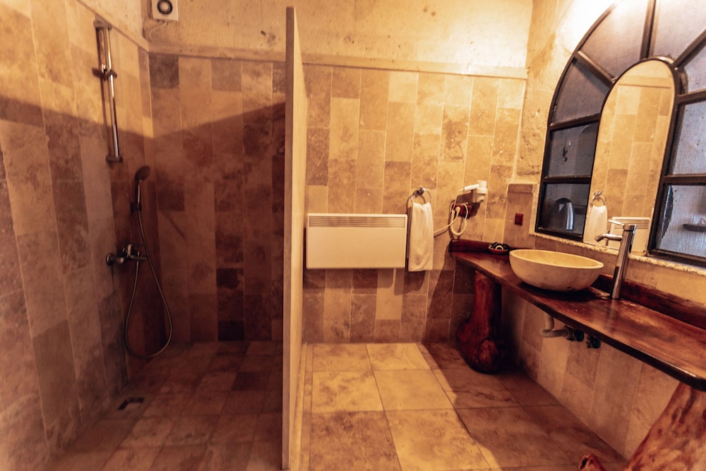 Apex Cave Hotel 59/61