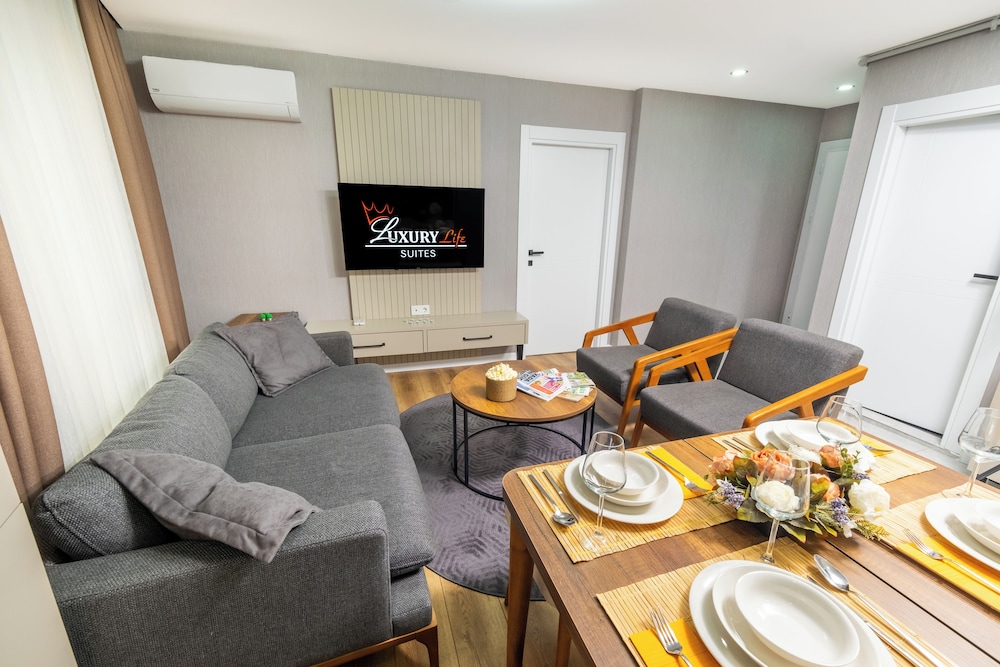 Luxury Life Suites 24/50