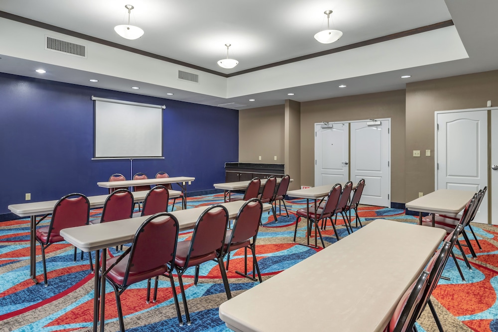 Comfort Inn & Suites Cleveland TX 30/40