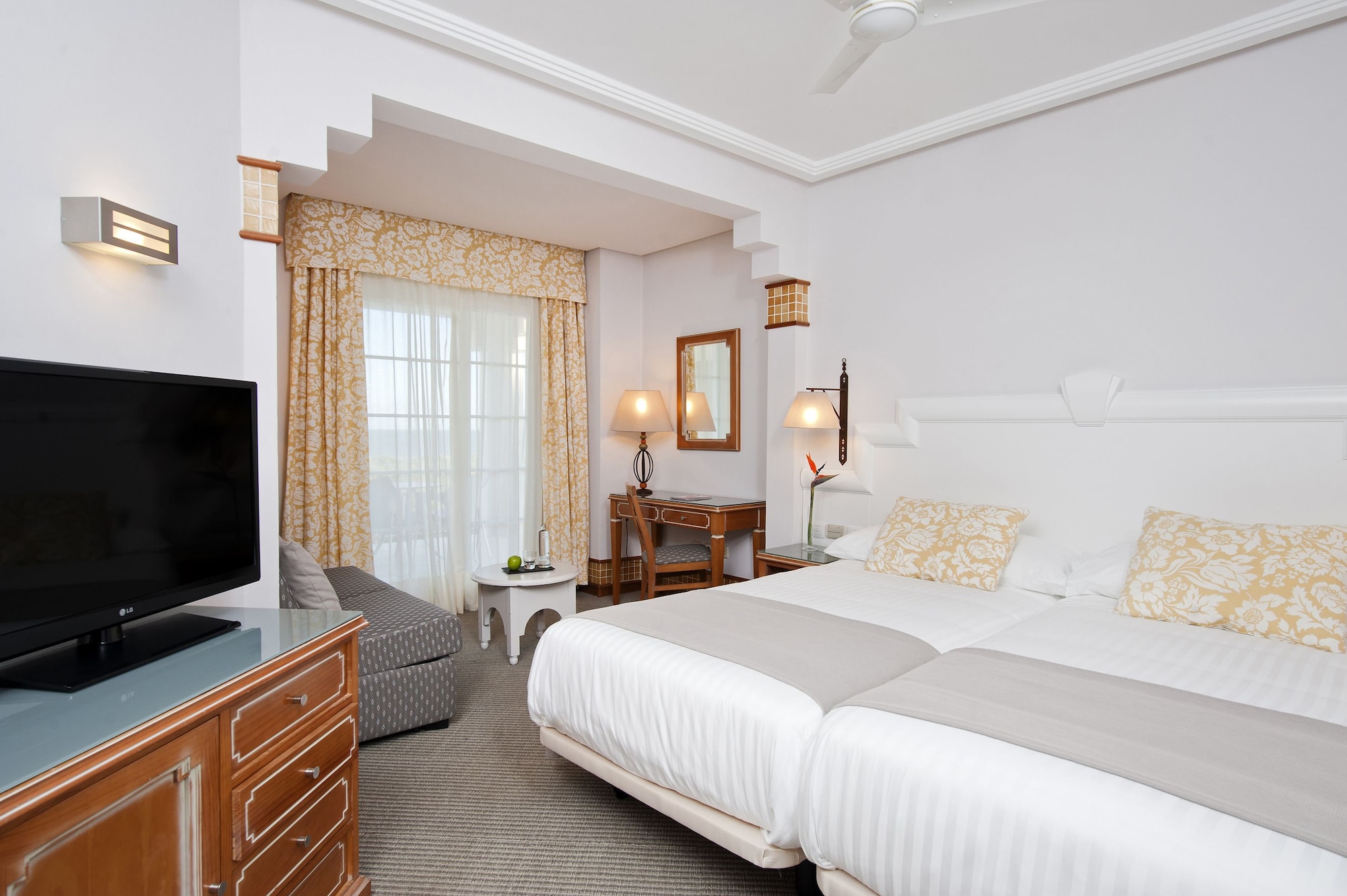 غرفة متصلة بريميوم عائلية بسريرين منفصلين بإطلالة على البحر، Melia Atlantico Isla Canela 2/8