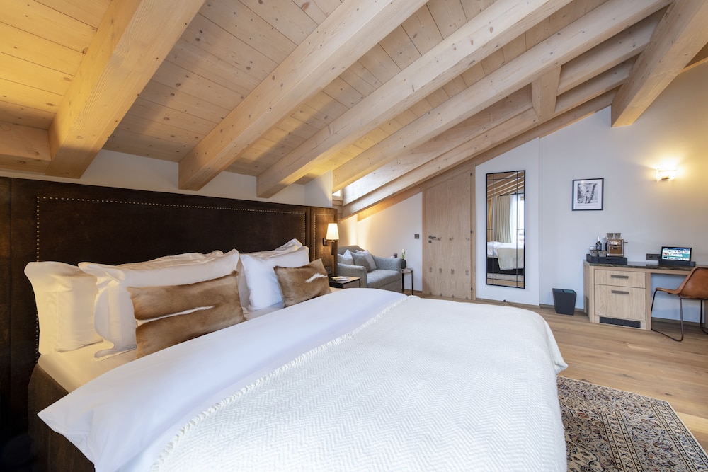 Deluxe, Attic
