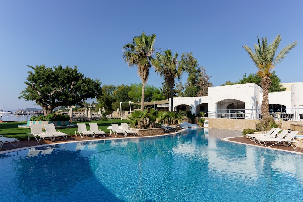 Costa Luvi Hotel 24/26