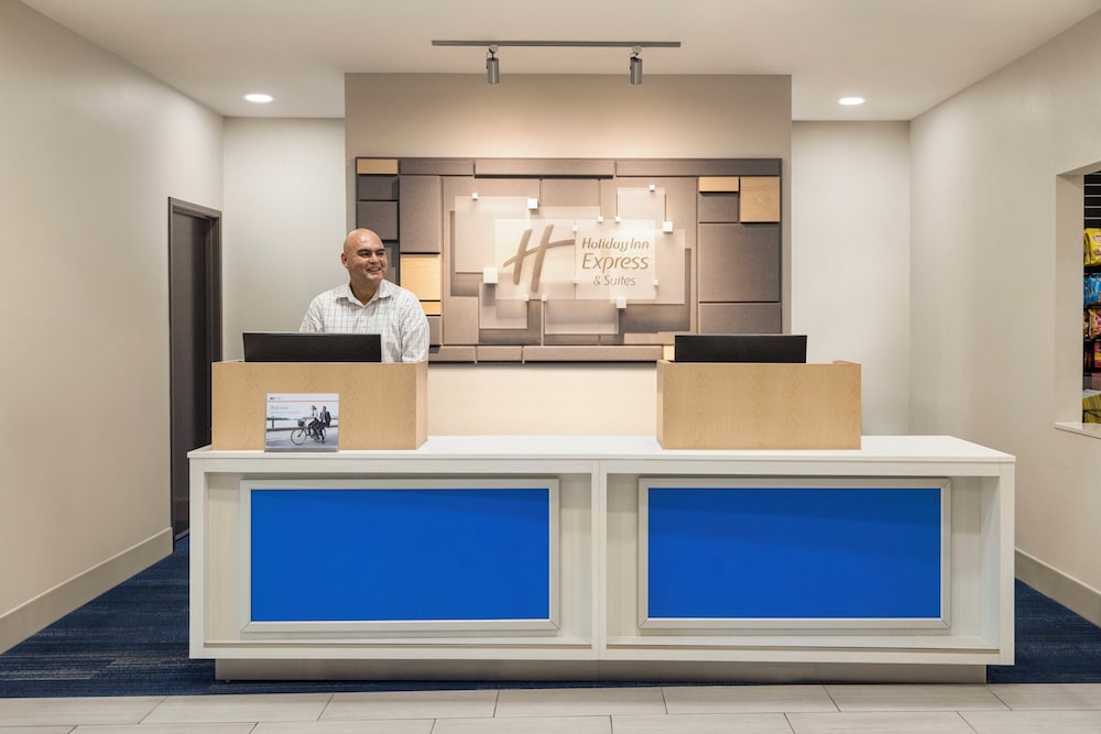Holiday Inn Express & Suites Fort Myers East - The Forum 7/65