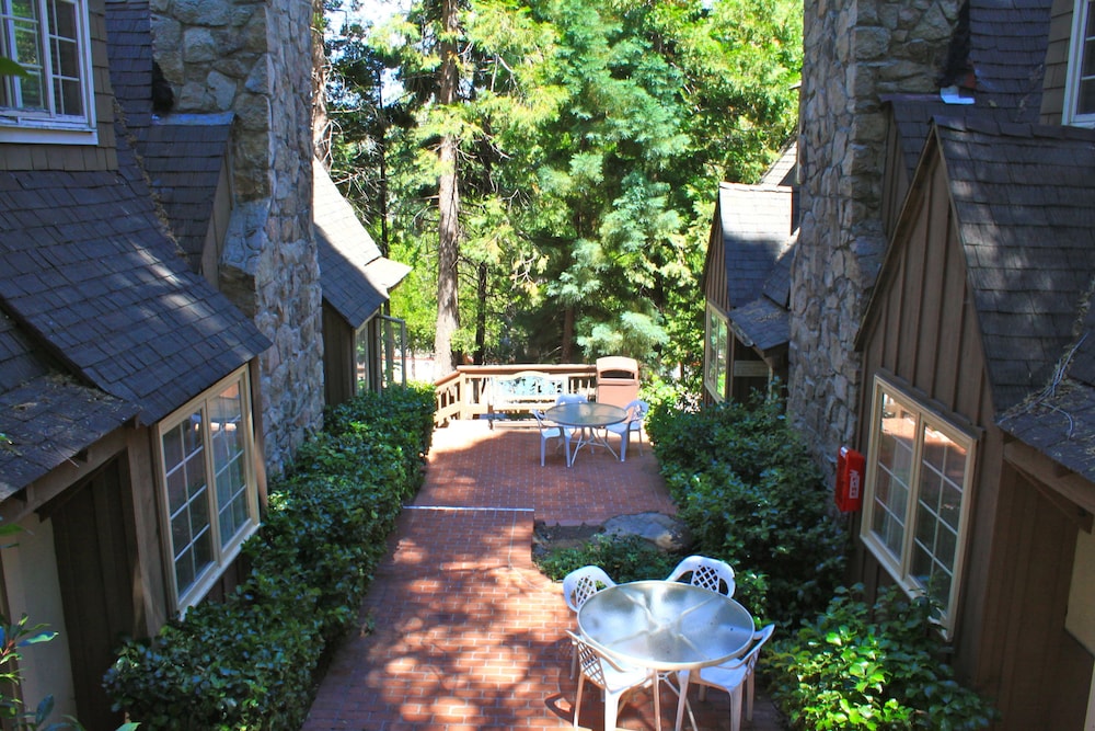 Saddleback Inn 11/44