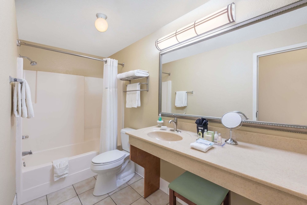 Hawthorn Suites By Wyndham Rome 8/24