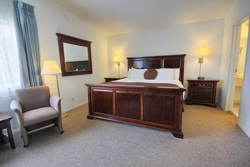San Simeon Lodge 14/68