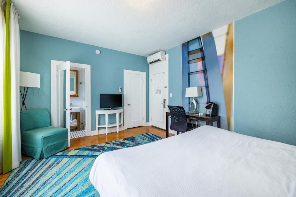 LUXURY, SUITE