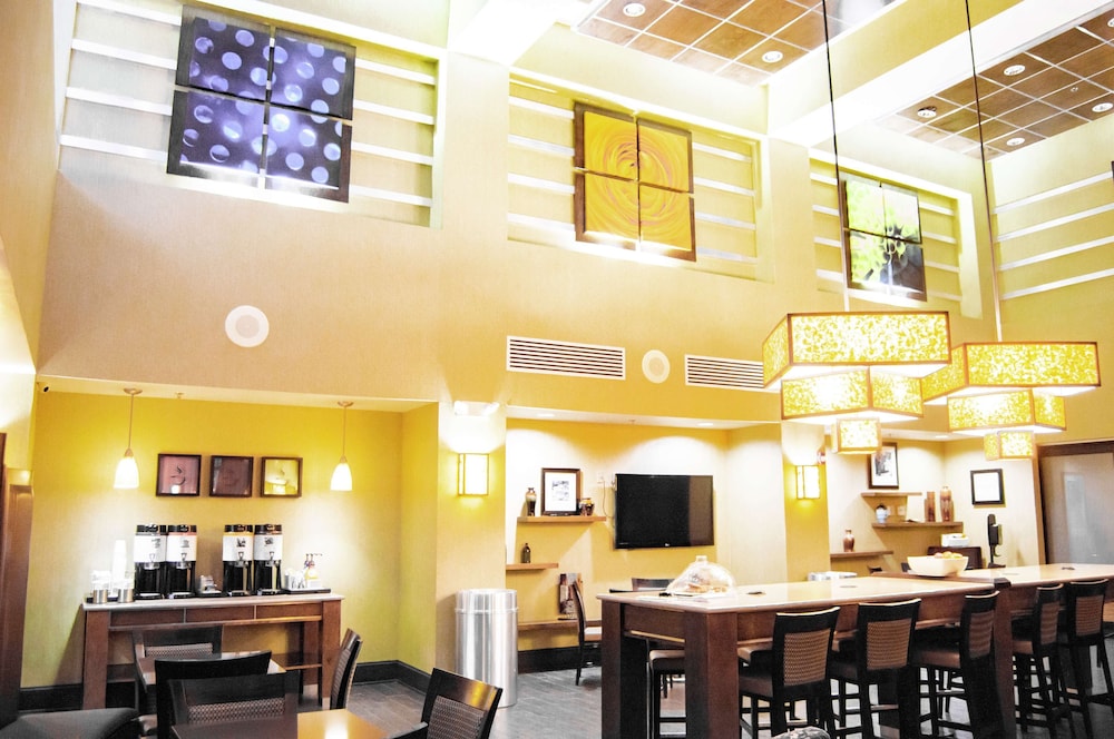 Hampton Inn & Suites Richmond/Glenside 26/37