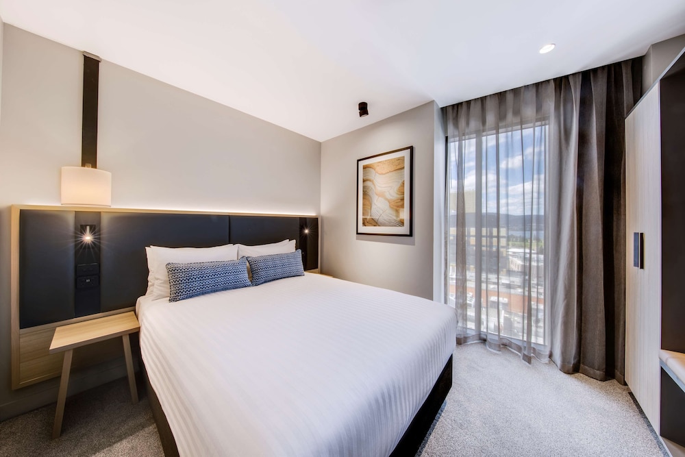 Connecting, Guest Room, Junior Suite, Queen and Twin Beds