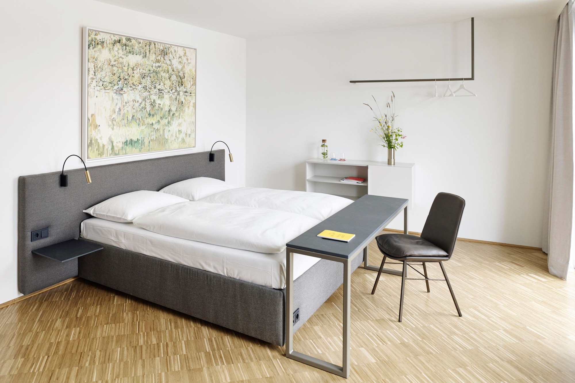 MEDIUM, DOUBLE BED