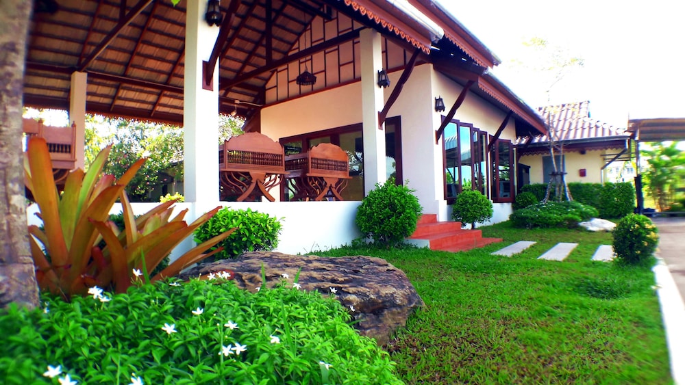 Khum Nakhon Hotel 37/47