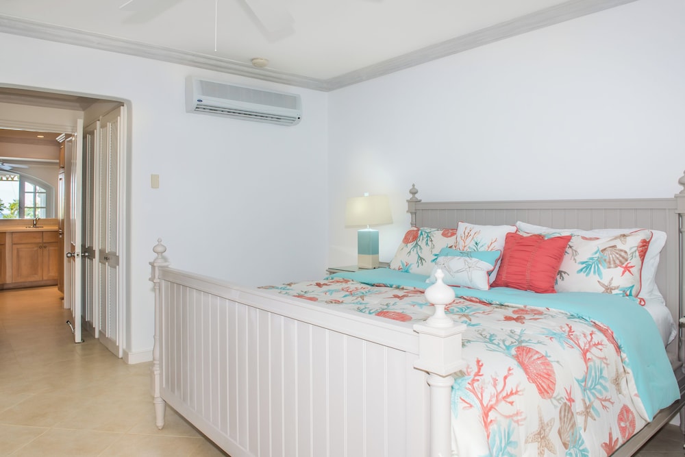 1 Bedroom, Lagoon, Apartment, King Bed, Front View, Sofa