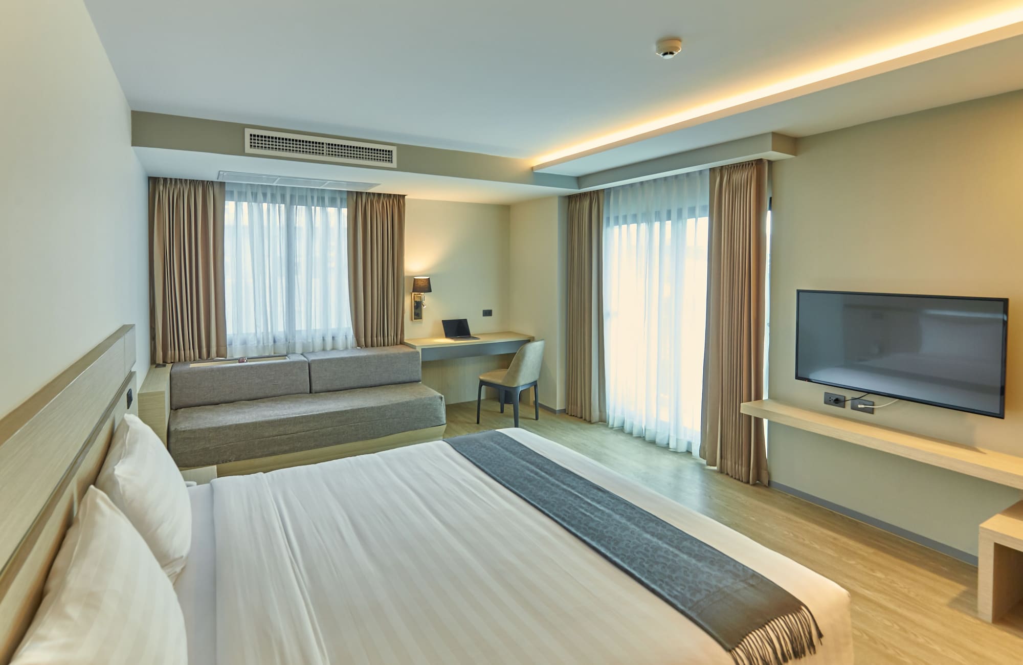 DELUXE, KING BED