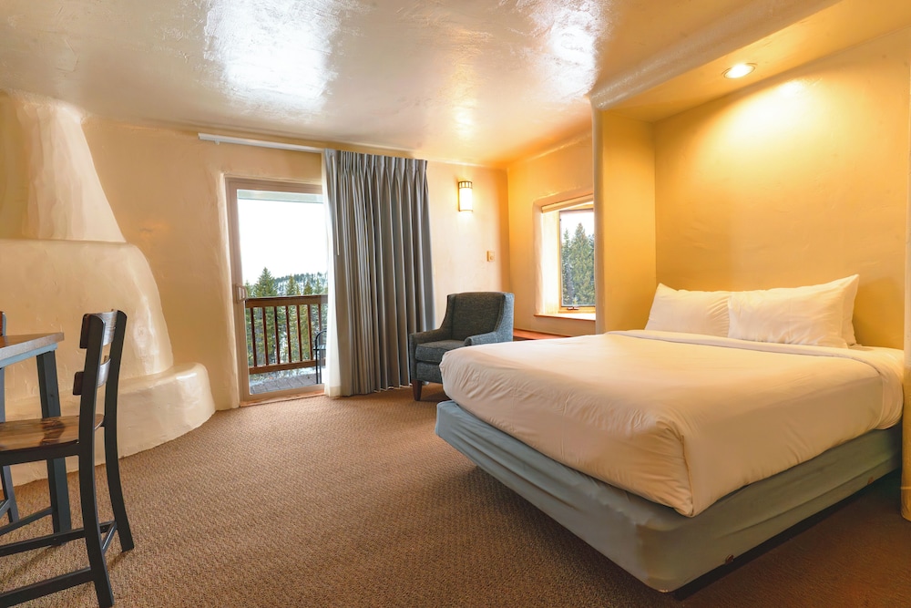 Lodge, Studio, 1 Queen and 2 Bunk Beds