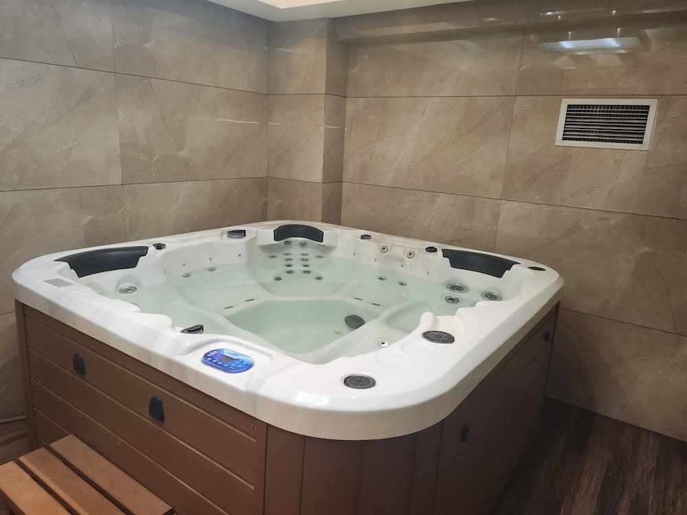 White Castle Corporate Residences 26/50