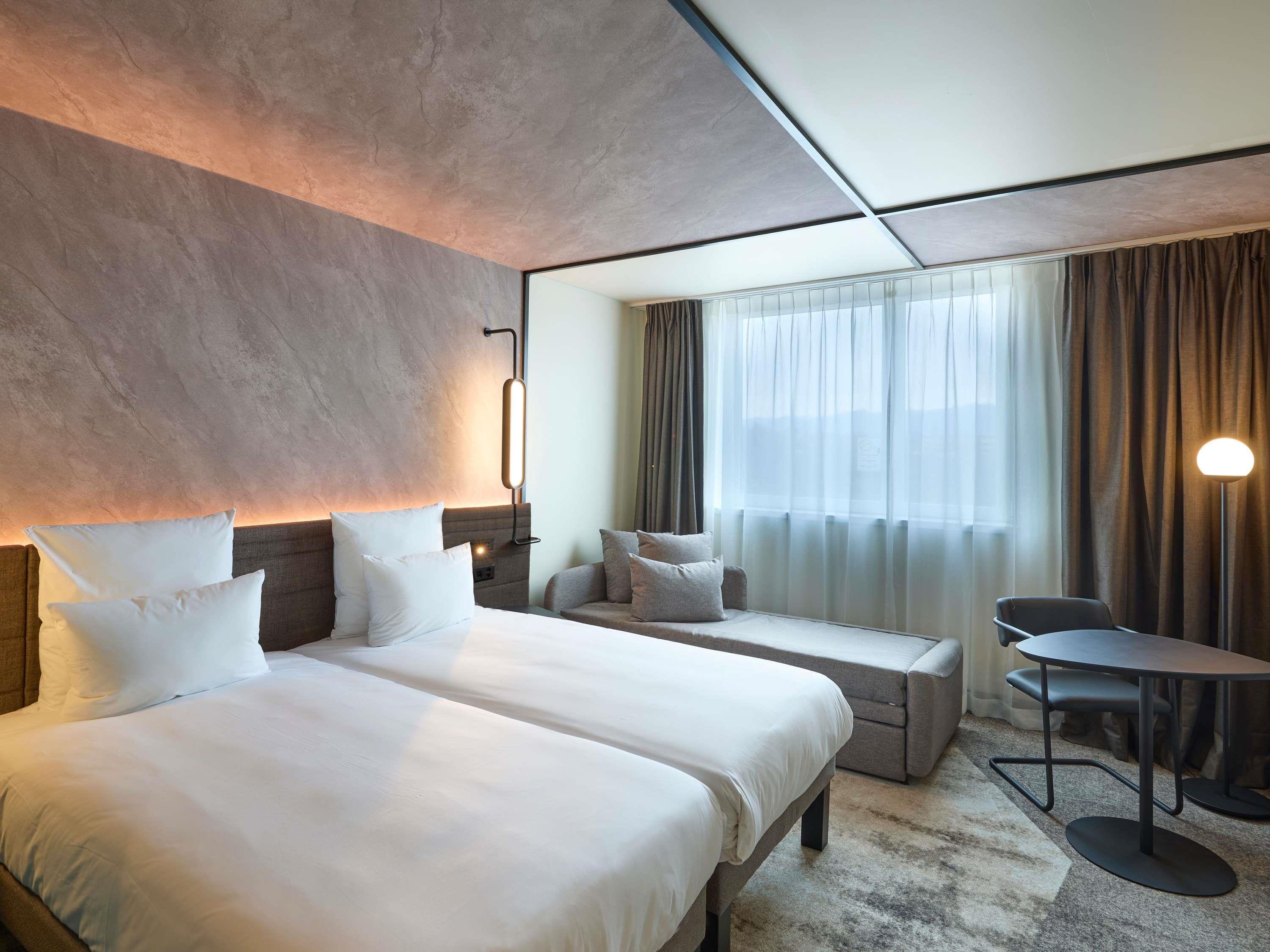 SUPERIOR, TWIN BEDS, SOFA