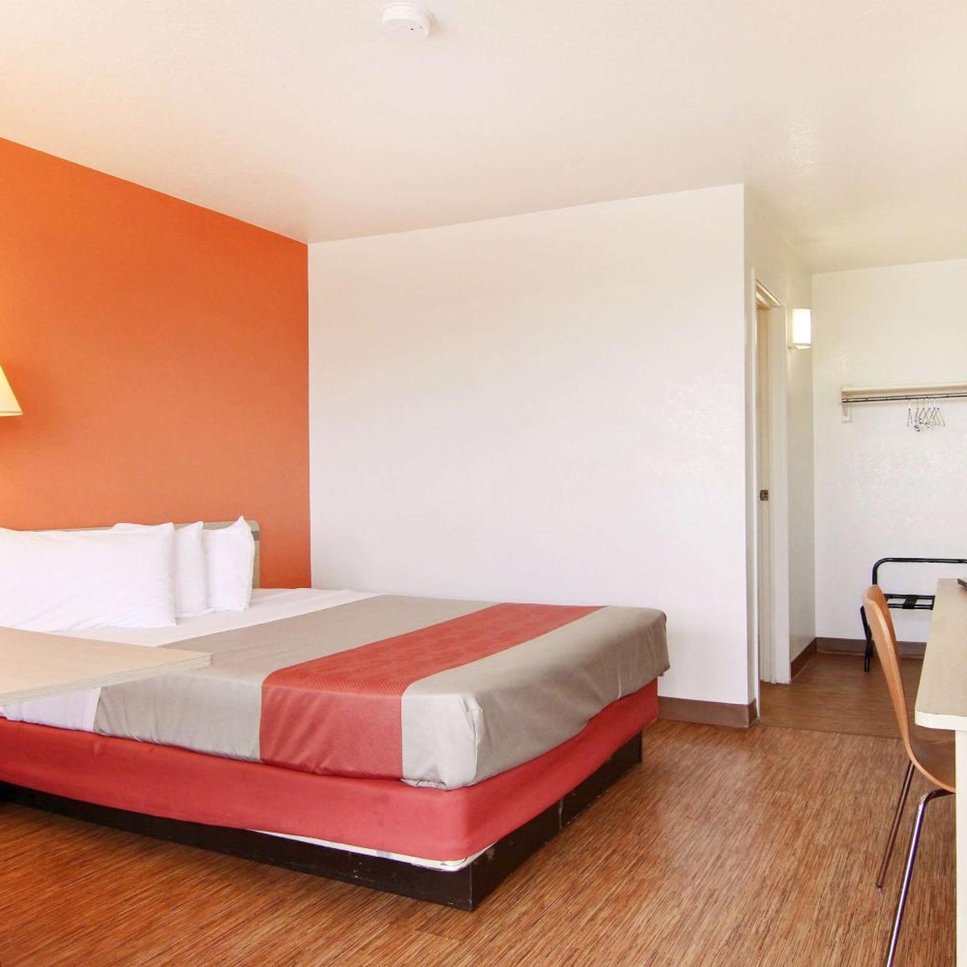 1 Queen Bed - ADA/RI Shower 3/10