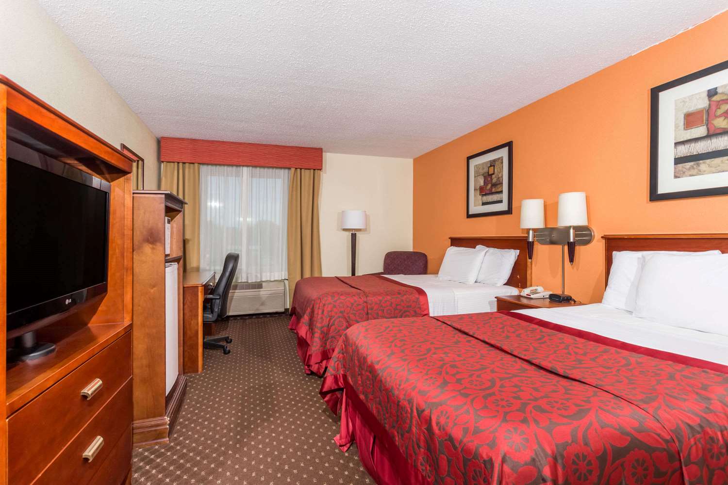 Days Inn Suites By Wyndham Bloomington Normal Il 7/45