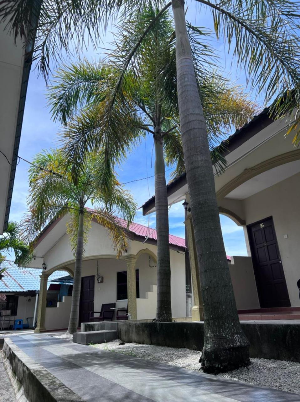 Dhania Motel 35/41