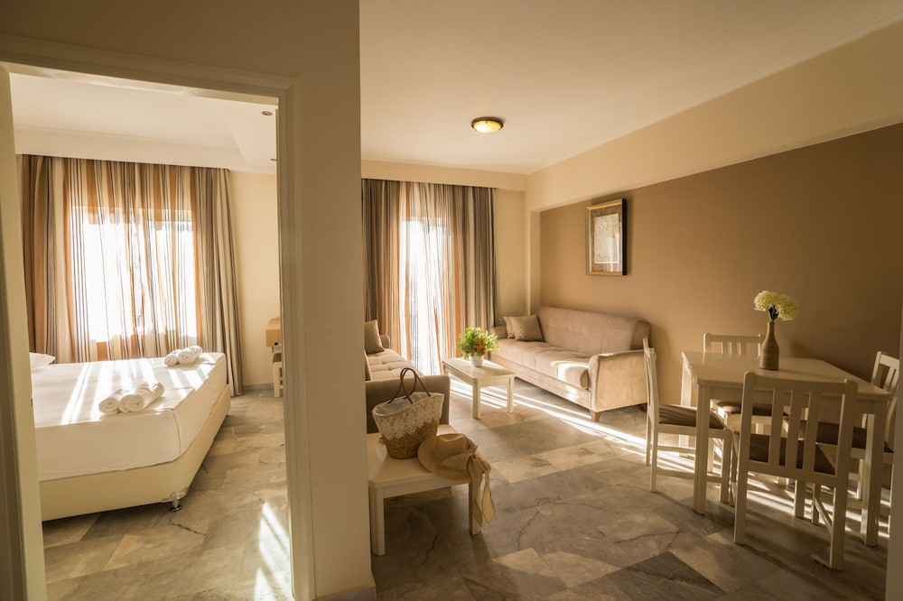 Golden Bay Suites 40/67