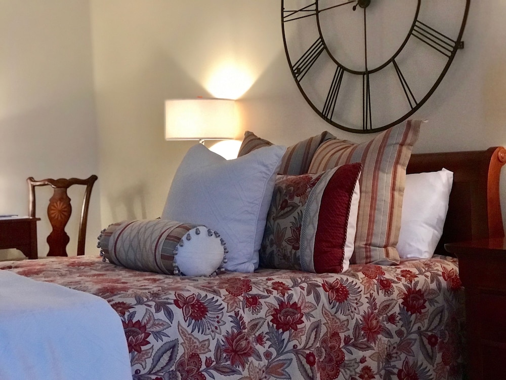 Ophelias Restaurant & Inn 12/25