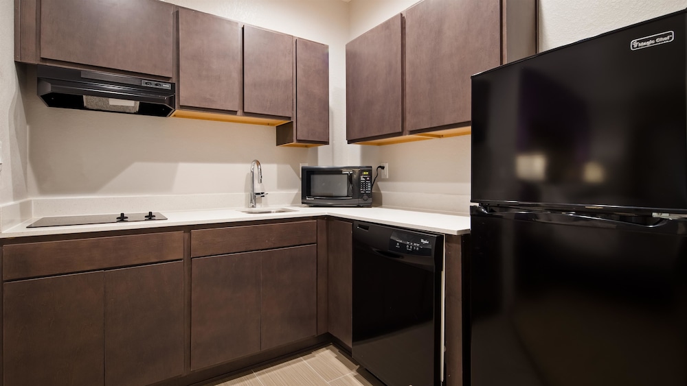Best Western Plus Buda Austin Inn and Suites 17/35