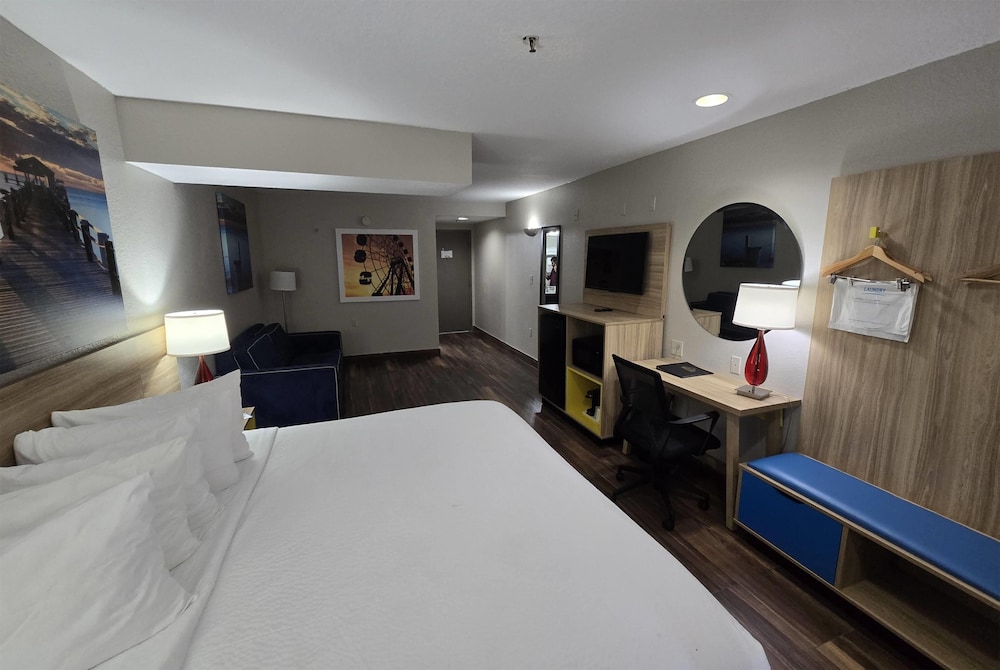 SUITE, KING BED, ACCESSIBLE