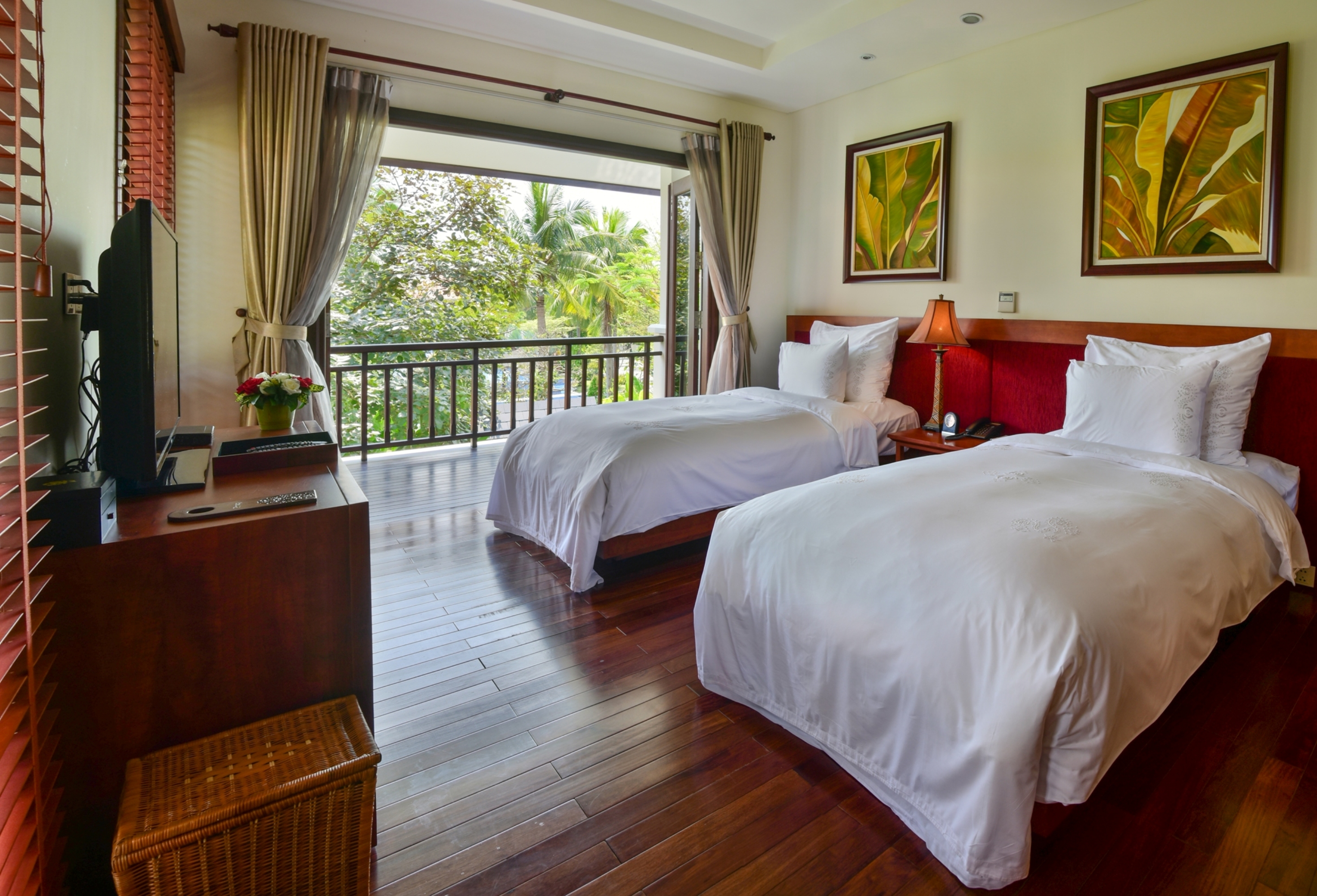 3 Bedrooms, Pool