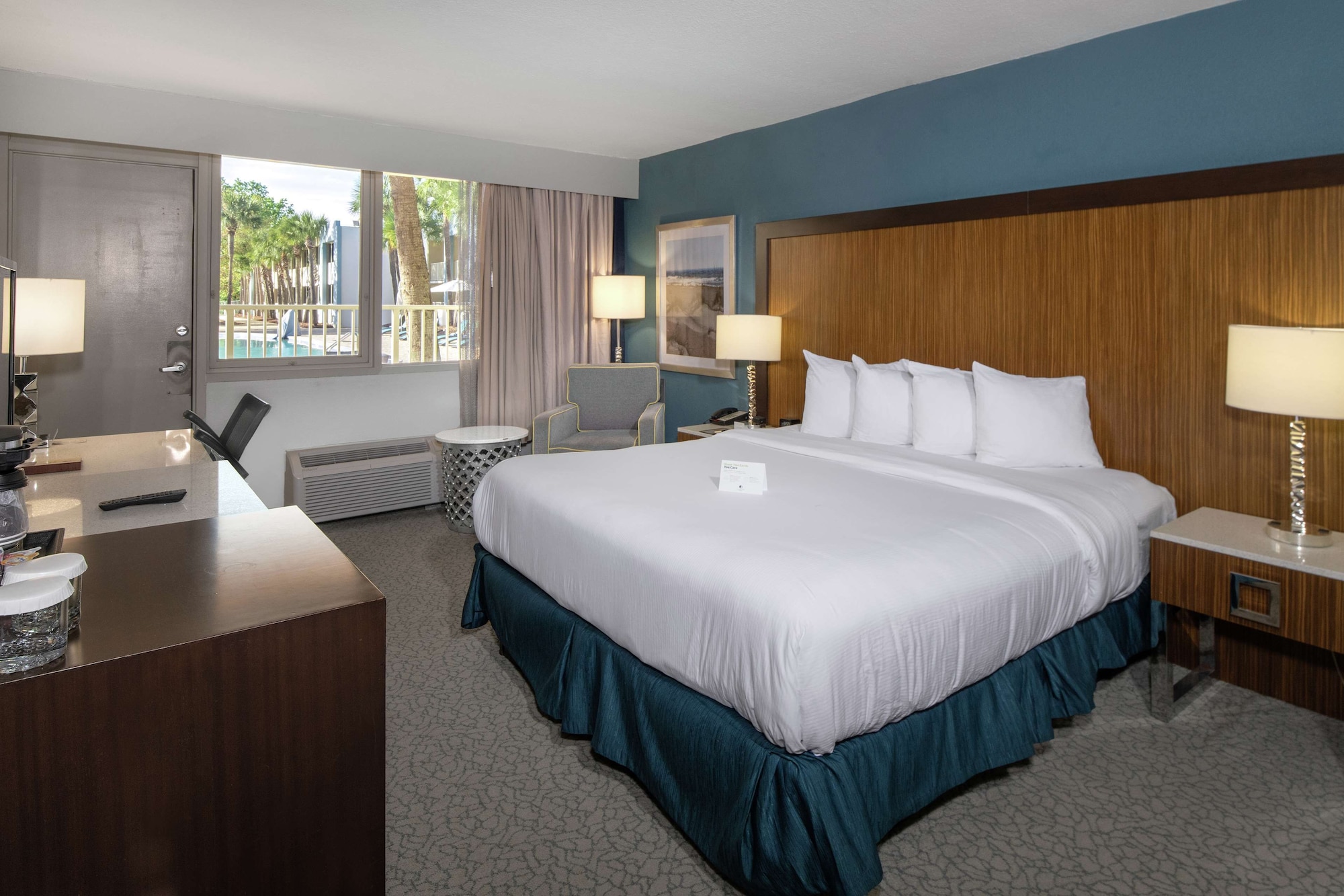 Room, King Bed, Balcony or Patio, Accessible، Doubletree By Hilton Hotel Jacksonville Airport 2/8
