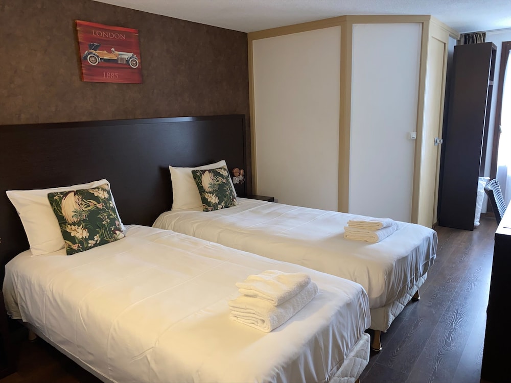 Shelder Hotel 12/51