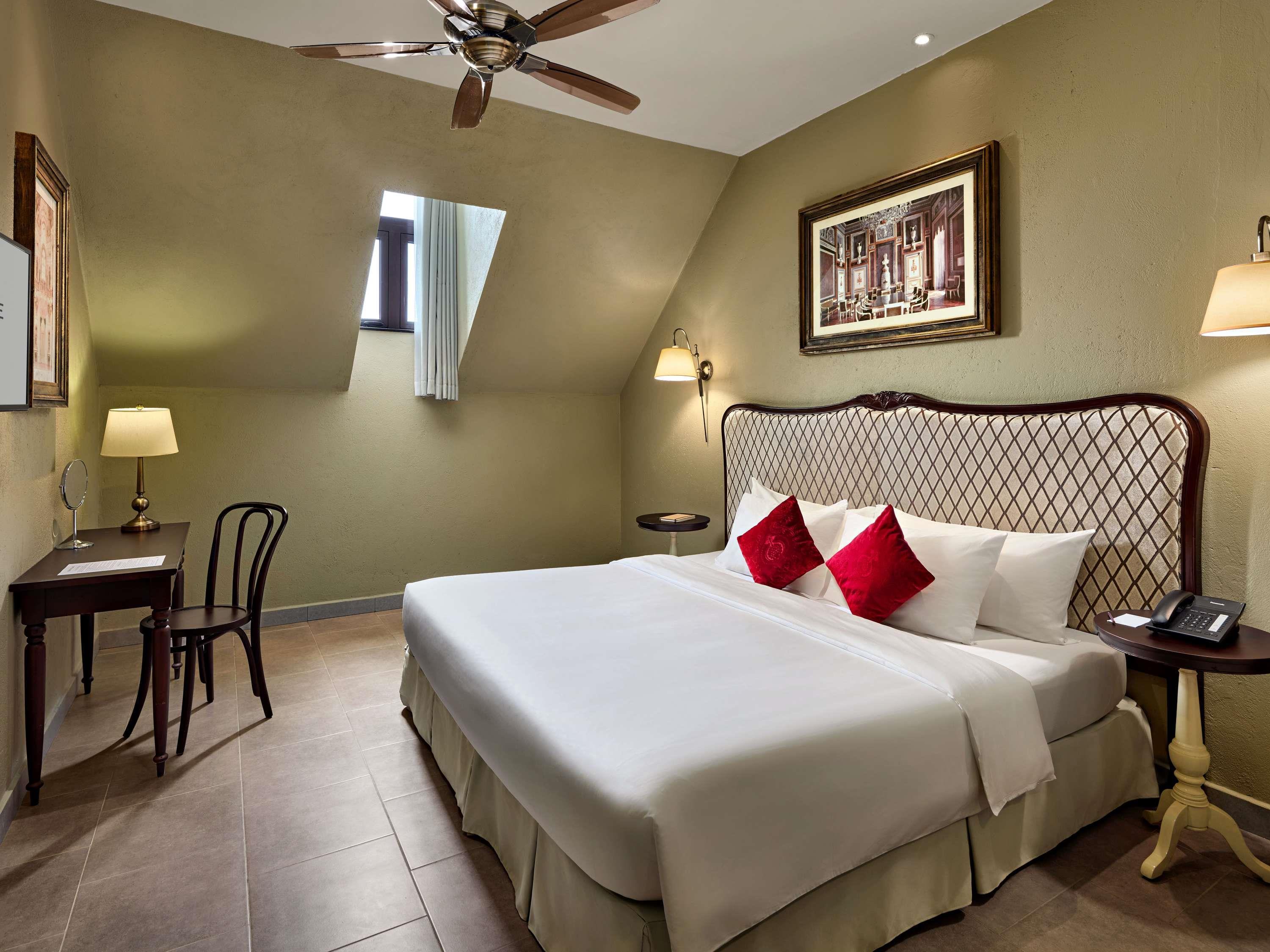 Room, King Bed, No View, Attic