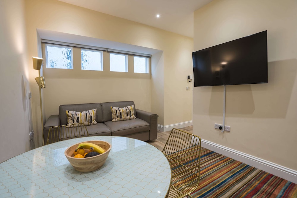 1 Elliot Terrace 45/50
