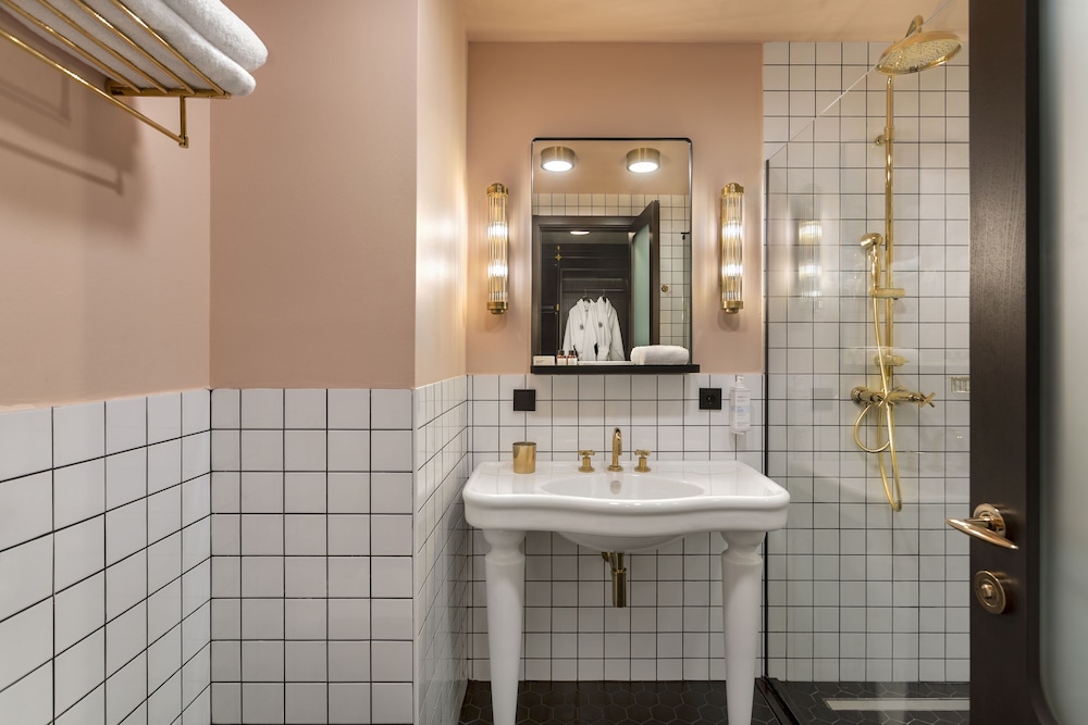 Artizan Design Hotel 60/61