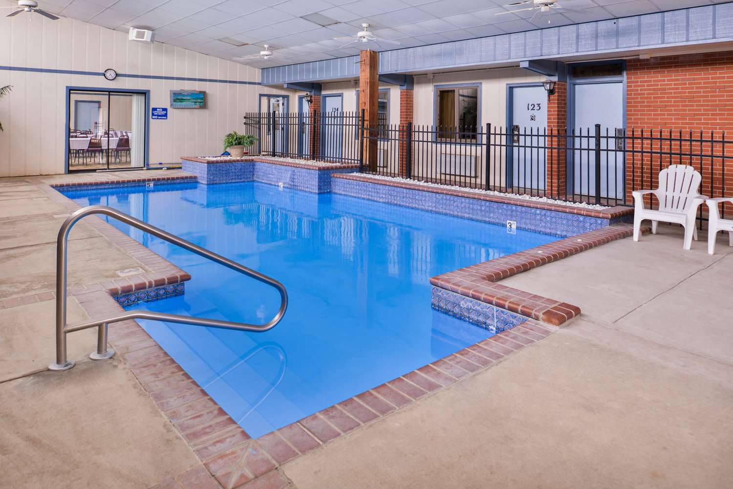 Americas Best Value Inn Ellsworth 11/18