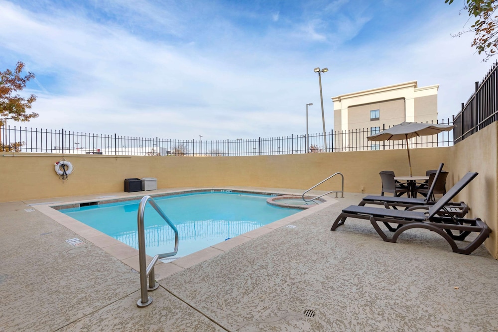 Comfort Suites West Dallas Cockrell Hill 34/35