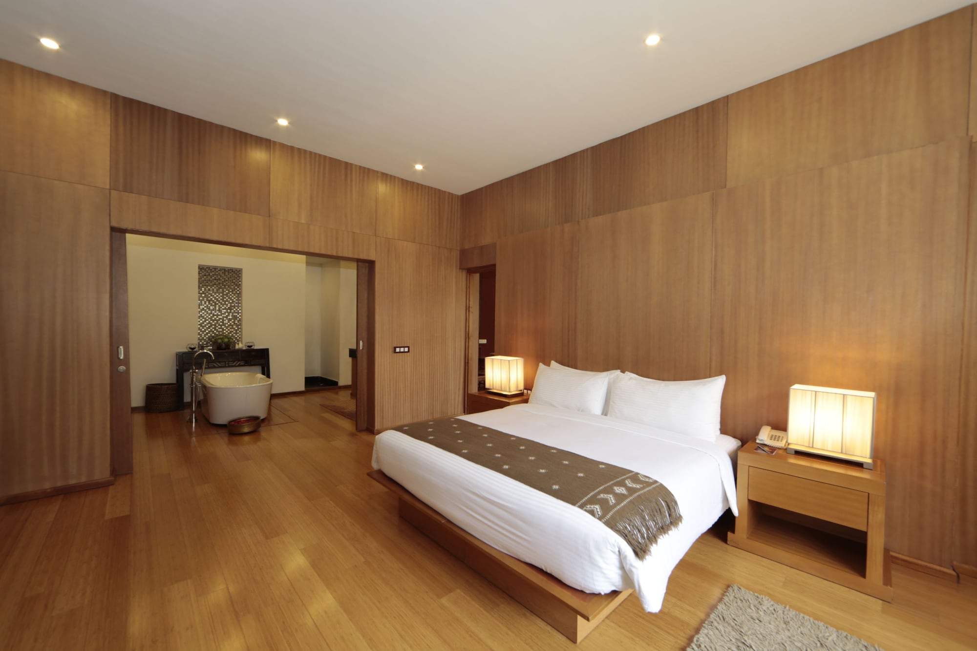 SUITE, LAKE SIDE