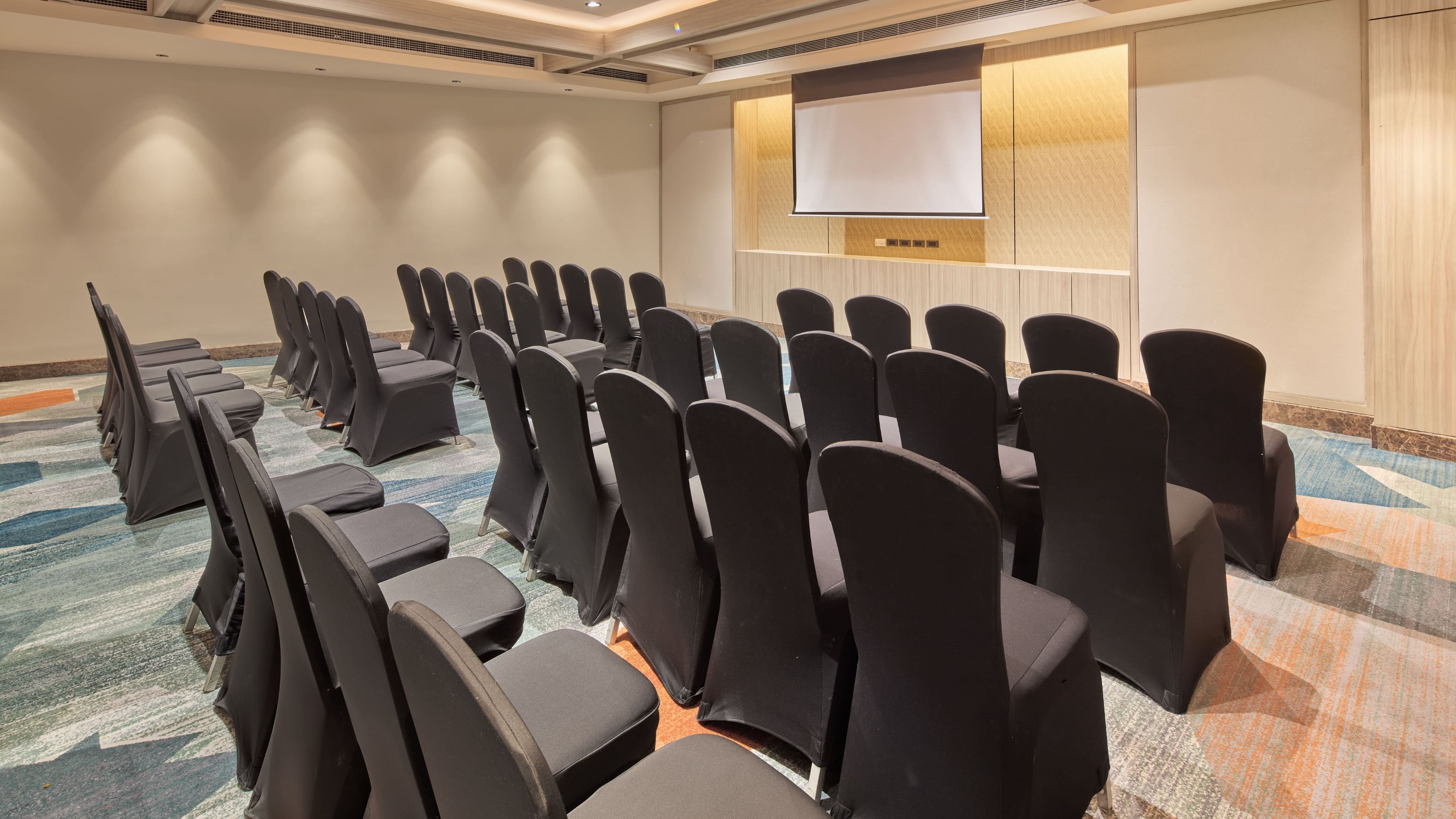 Holiday Inn & Suites Makati 68/75